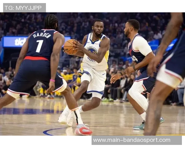 维金斯表现出色却难救球队全场13投9中贡献22分4篮板5助攻3三分球命中