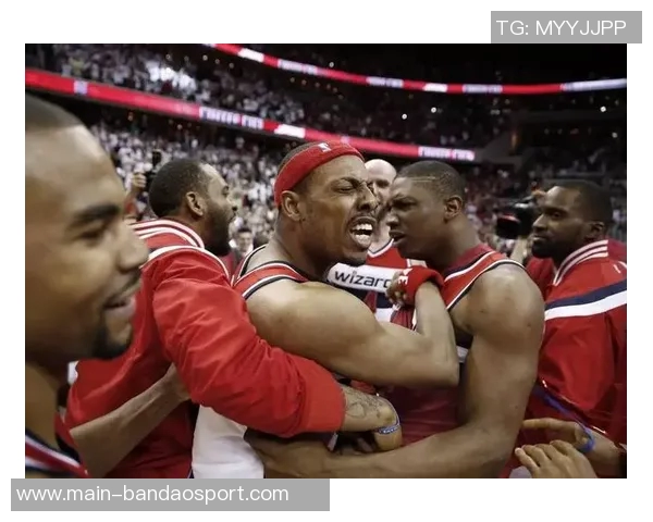 皮尔斯夜店偷瞄性感美女的紧张瞬间只需半秒钟的转头反应