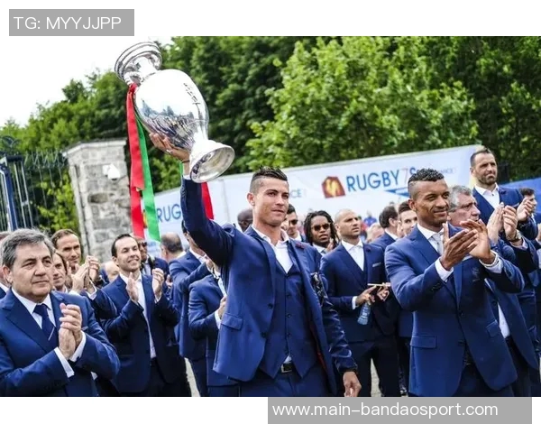 C罗社交媒体分享庆祝照片表达骄傲之情称球队完成使命